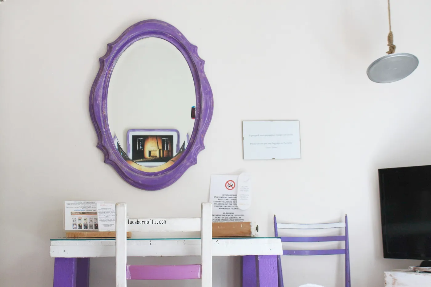 La Camera Melanzana: sfumature viola, dettagli di design e opere d'arte contemporanea