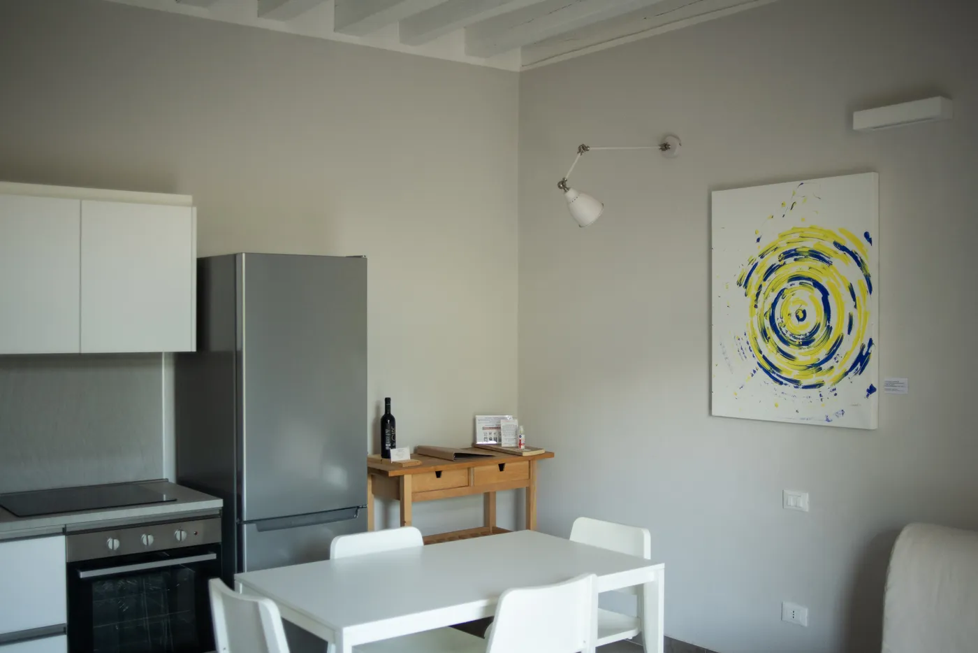 L'Appartamento Pallina: ambienti luminosi, cucina attrezzata e opere di Luca Bornoffi
