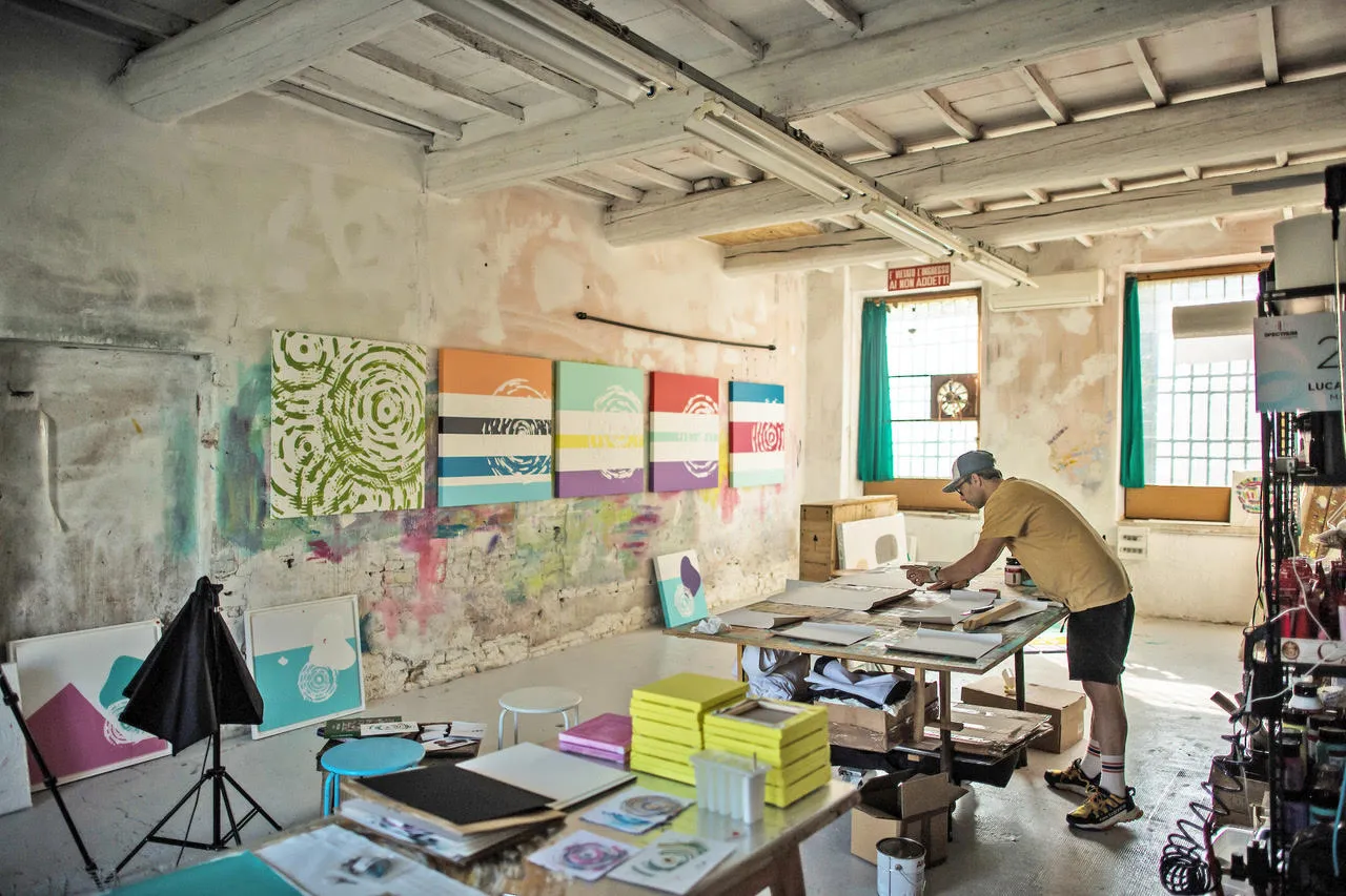Luca Bornoffi al lavoro nel suo studio d'arte a Beatilla, tra tele e colori