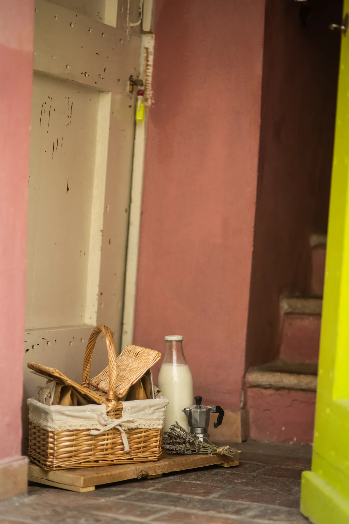 Il cestino della colazione con latte e caffettiera, lasciato davanti alla porta dell'alloggio