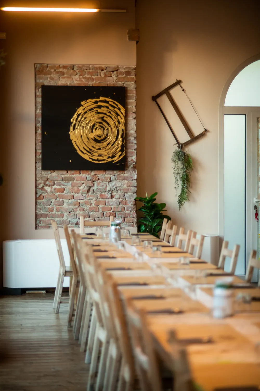 La sala del ristorante Art Gallery con le opere alle pareti