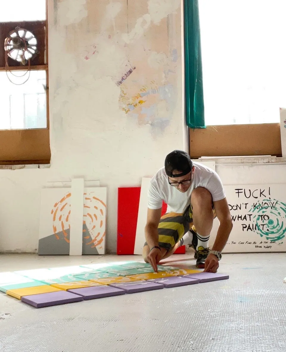 L'artista Luca Bornoffi al lavoro nel suo studio