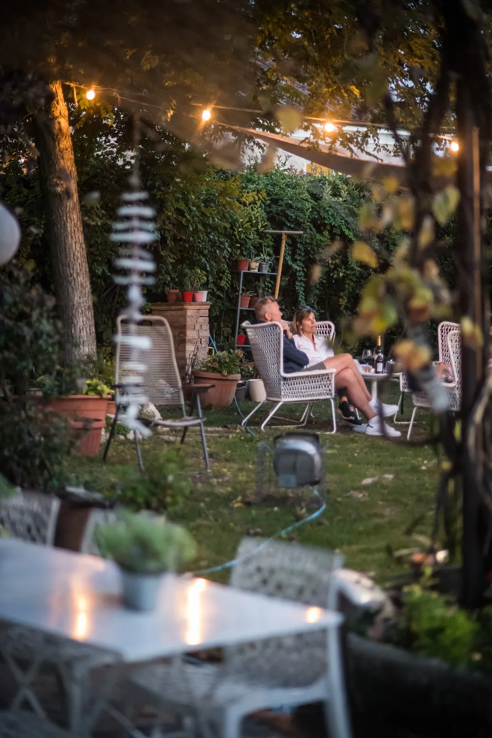 Aperitivo in corte tra le luci della sera