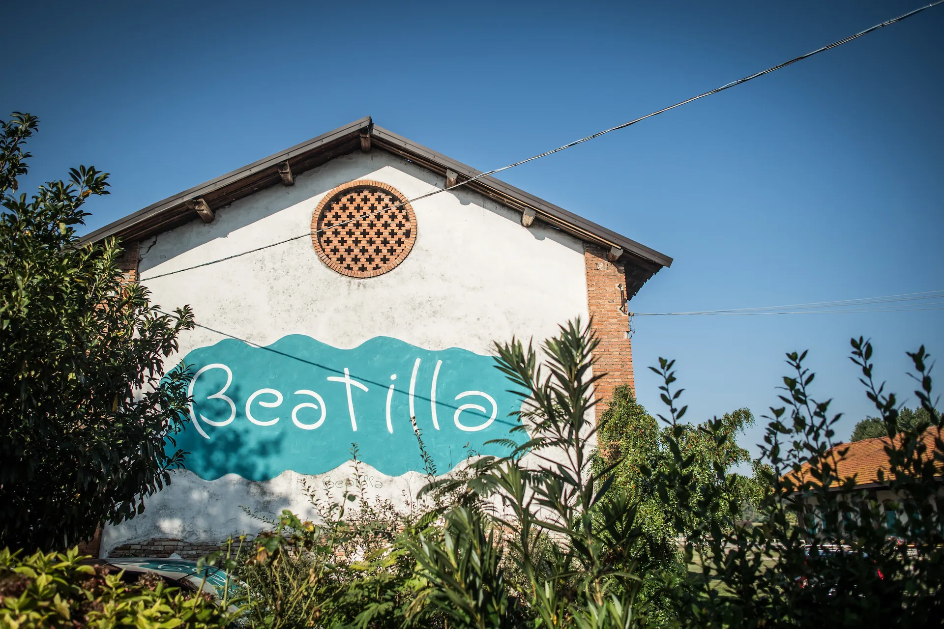 La cascina di Beatilla con la scritta dipinta a mano sul timpano
