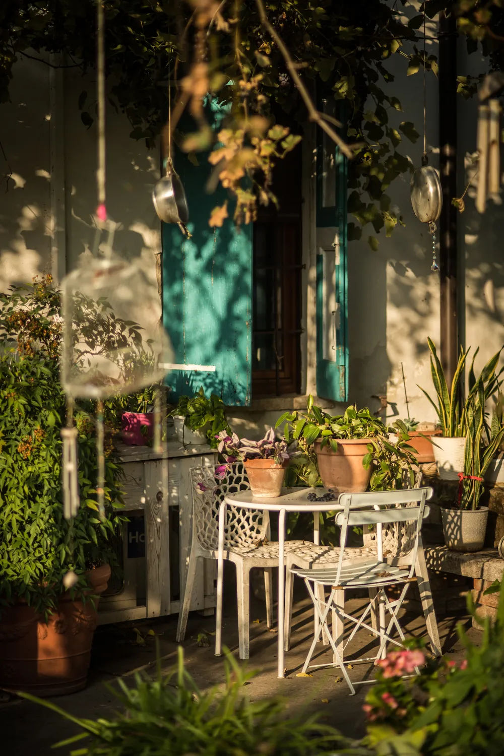Il giardino shabby chic con tavolino in ferro battuto e piante