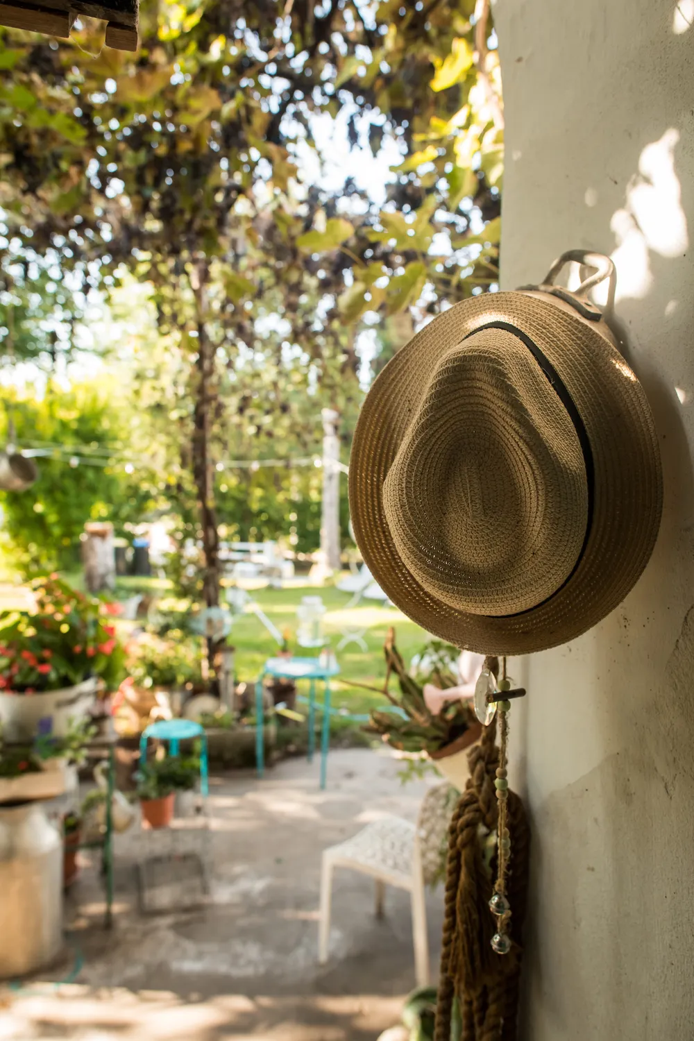 Il cappello appeso in un angolo della reception di Beatilla