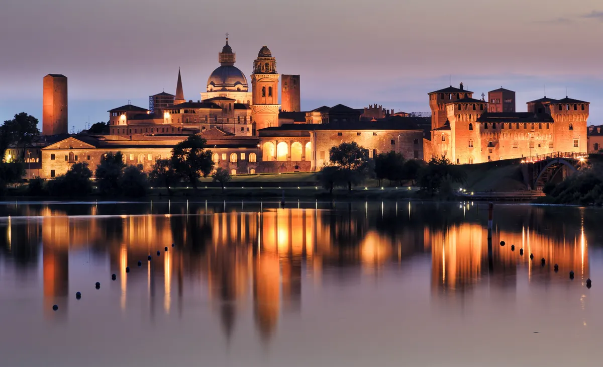 Lo skyline di Mantova al tramonto riflesso sui laghi