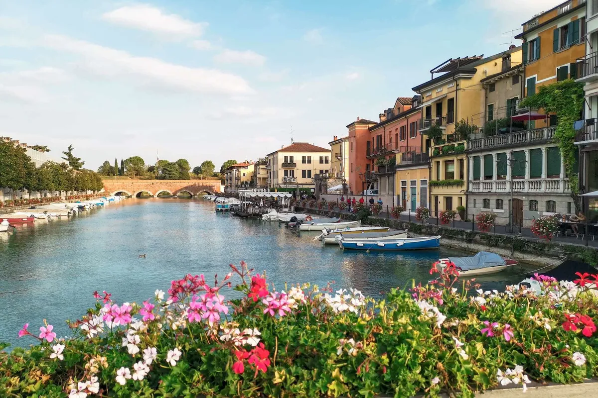 I canali fioriti e le mura fortificate di Peschiera del Garda