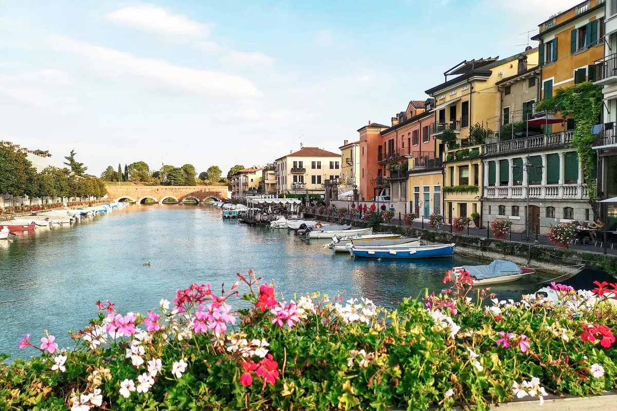 I canali fioriti e le mura fortificate di Peschiera del Garda