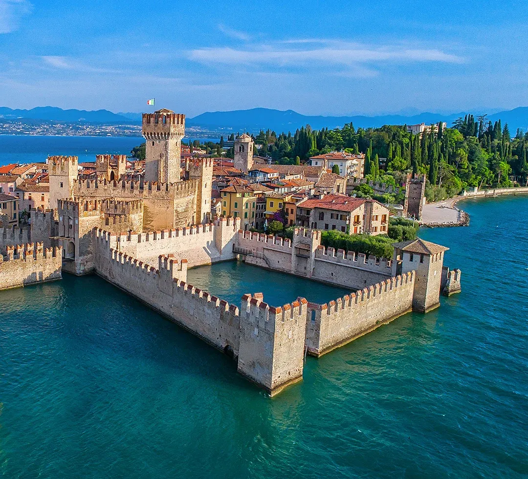Il castello scaligero di Sirmione sul Lago di Garda