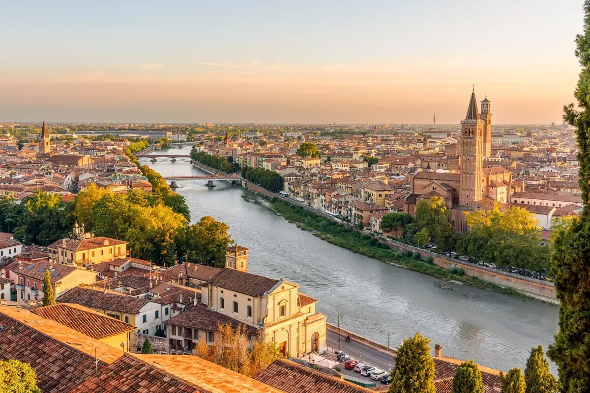 Veduta di Verona con l'Adige e i tetti del centro storico